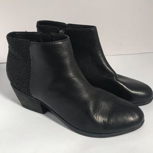 Black leather Clarks Artisans ankle booties sz 10